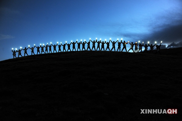 Lampes solaires portables allumées sur le haut plateau Qinghai-Tibet